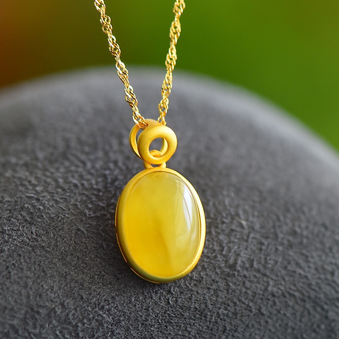 An Exquisite Sterling Silver-Gold Plated Inlaid Amber Pendant: An Exquisite Sterling Silver-Gold Plated Inlaid Amber Pendant,Size:0.4inx0.6in 纯银镀金镶琥珀吊坠