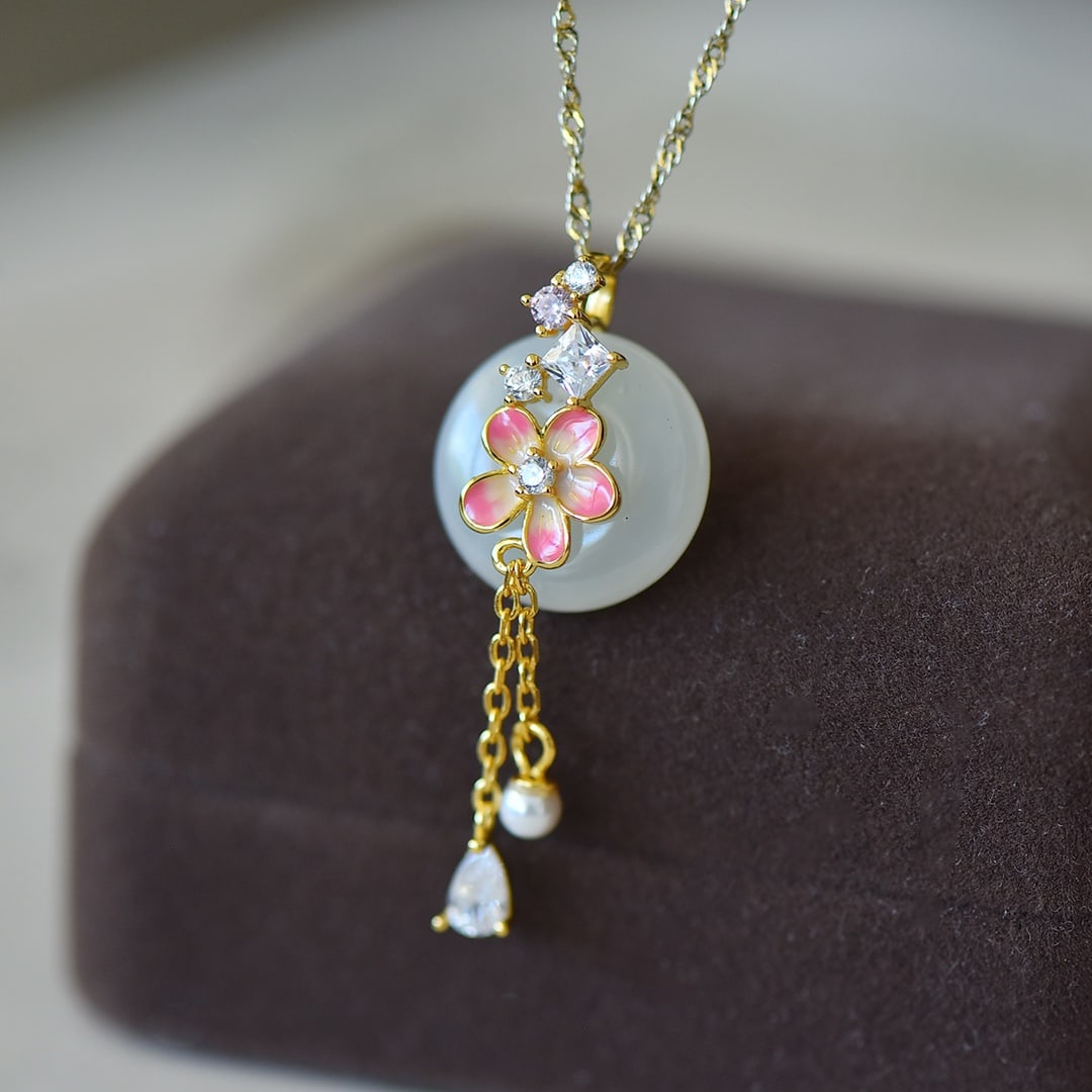 An Exquisite Sterling Silver-Gold Plated Inlaid White Jade Enamel Pendant: An Exquisite Sterling Silver-Gold Plated Inlaid White Jade Enamel Pendant,Size:0.6inx0.6in 纯银镀金镶白玉珐琅吊坠