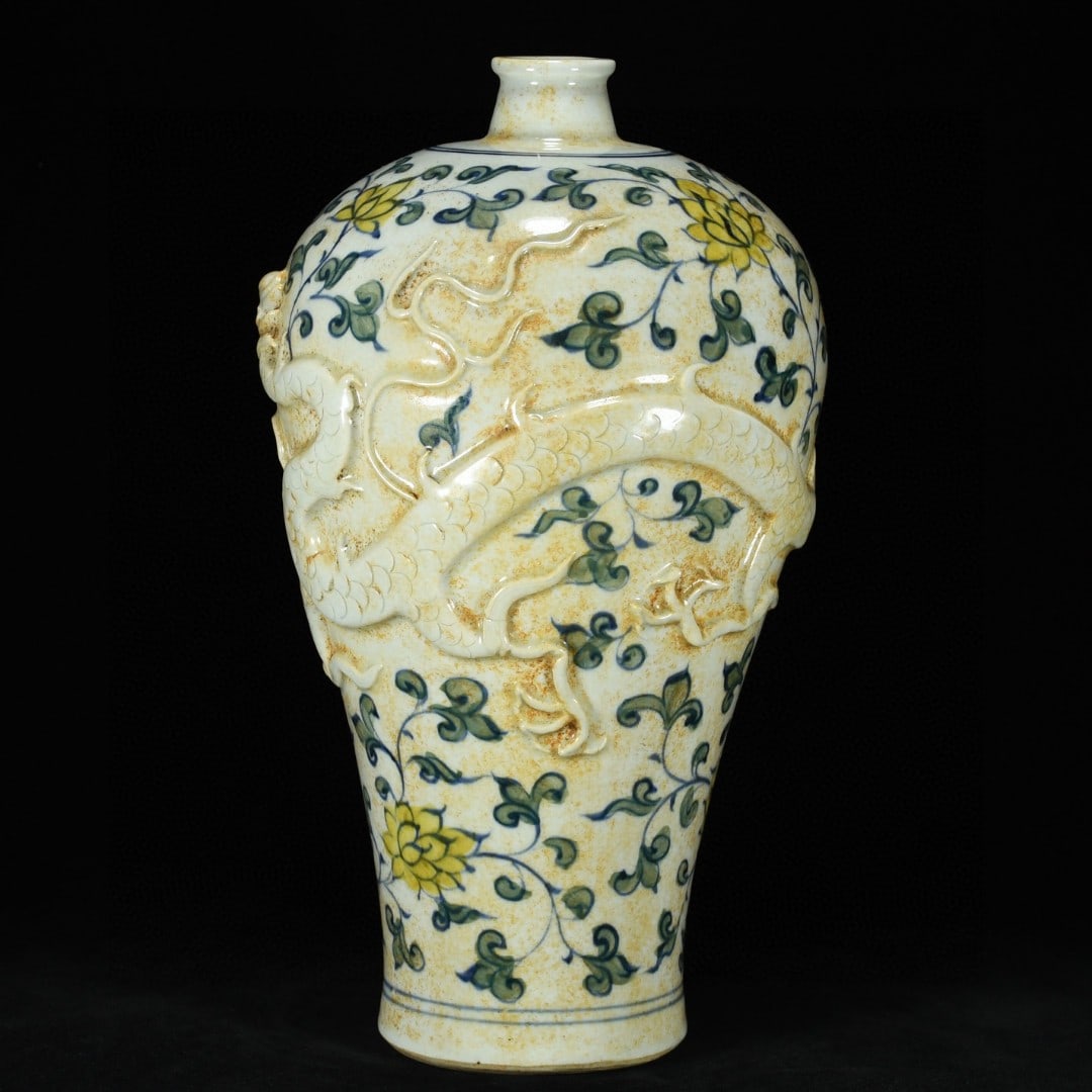 A Exquisite Tri-Color Glazed Lotus Pattern Dragon Pattern Vase - 2