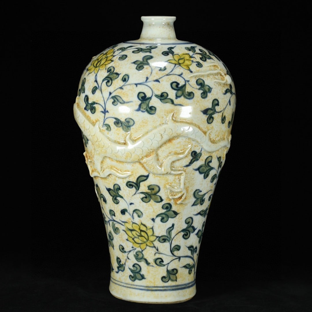 A Exquisite Tri-Color Glazed Lotus Pattern Dragon Pattern Vase - 3