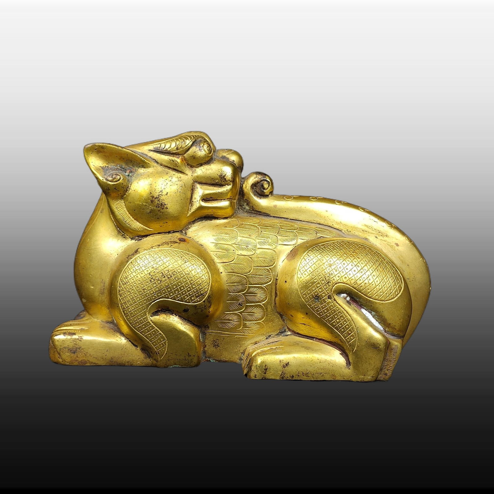 A Exquisite Gilt Bronze Auspicious Beast Paper Weight: A Exquisite Gilt Bronze Auspicious Beast Paper Weight,Ming Dynasty, China,Size:3.1inx5.1in,Weight:507g 铜鎏金瑞兽镇纸,中国明代