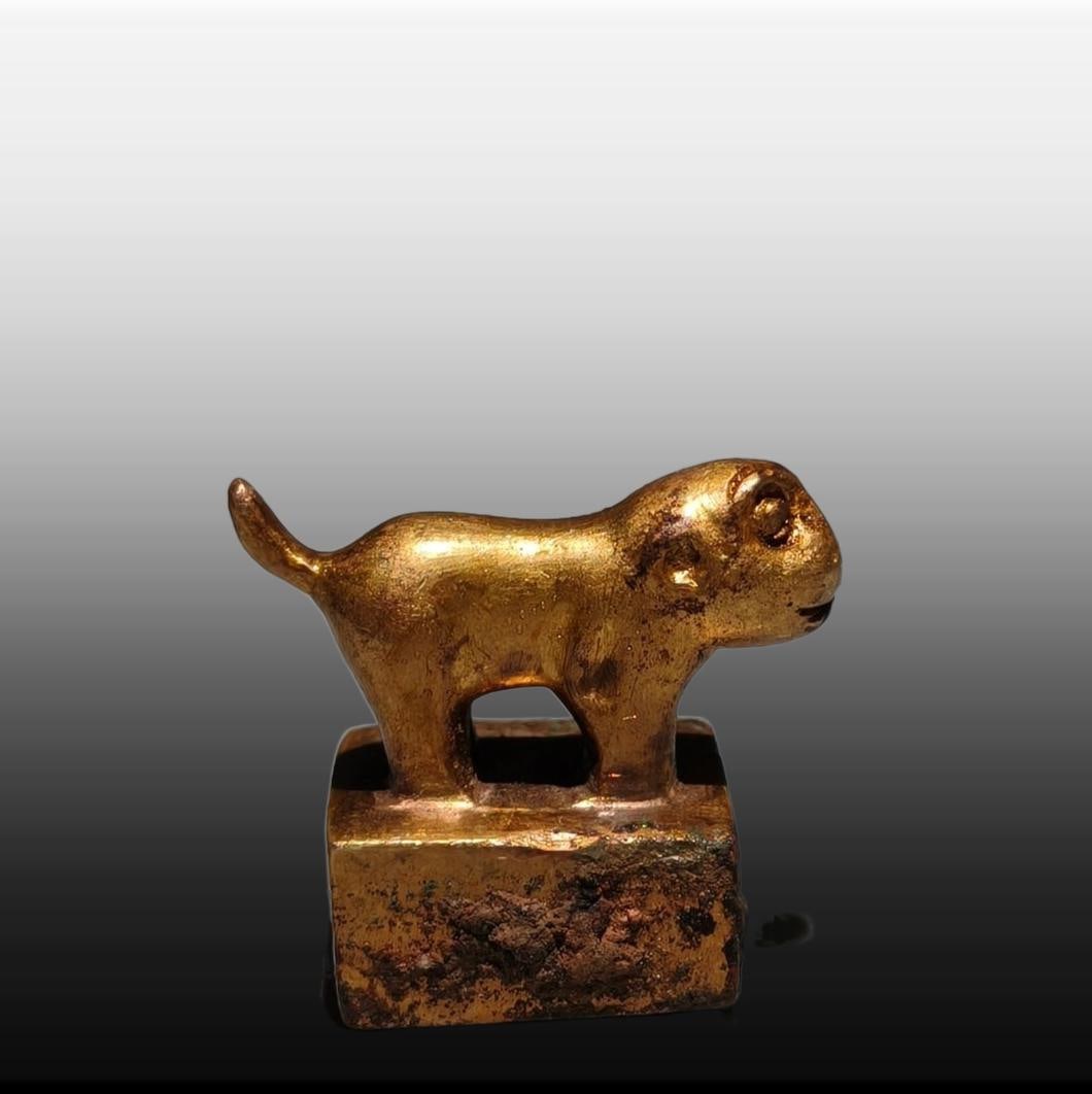 A Exquisite Gilt Bronze Auspicious Beast Seal: A Exquisite Gilt Bronze Auspicious Beast Seal,Han Dynasty, China,Size:1inx1.1inx0.7in,Weight:g 铜鎏金瑞兽印章,中国汉代