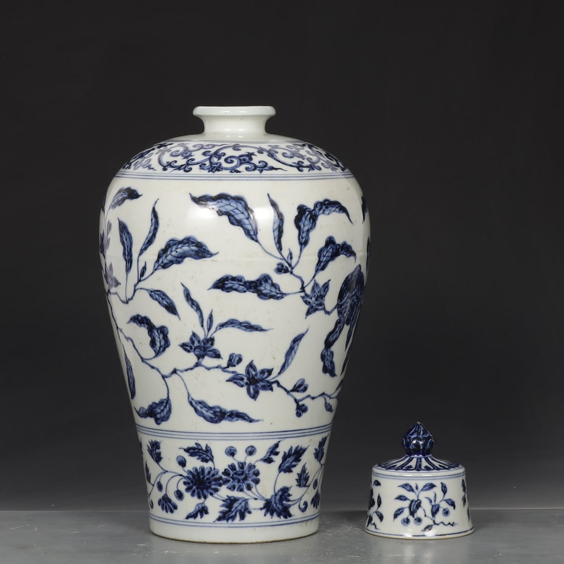 A Exquisite Blue and White Peach Pattern Vase - 7