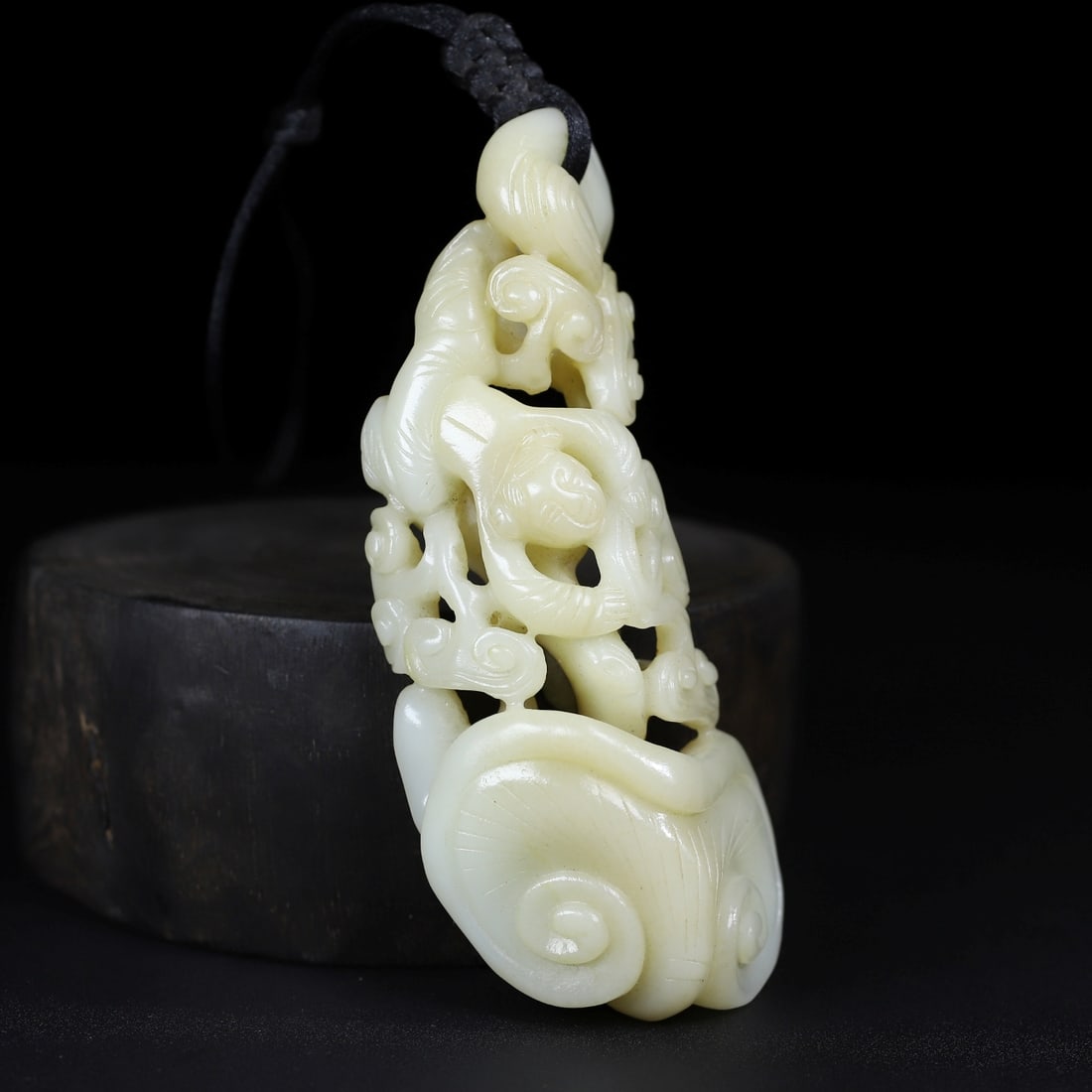 A Exquisite Hotan Jade Ruyi: A Exquisite Hotan Jade Ruyi,Ming Dynasty, China,Size:5inx2.2inx1.3in,Weight:182.8g 和田玉如意,中国明代