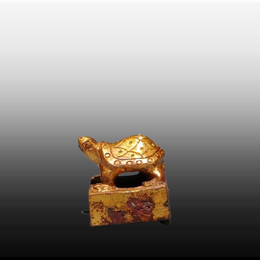 A Exquisite Gilt Bronze Turtle Shaped Seal: A Exquisite Gilt Bronze Turtle Shaped Seal,Han Dynasty, China,Size:0.8inx0.9inx0.8in,Weight:g 铜鎏金龟形印章,中国汉代