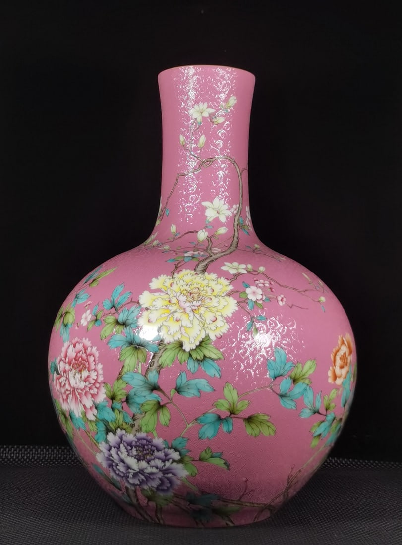 A Exquisite Enamel Rouge-pink ground Flower Pattern Vase: A Exquisite Enamel Rouge-pink ground Flower Pattern Vase,Qing Dynasty, China,Qianlong Six-character Mark,Size:22inx14.2inx4.7in