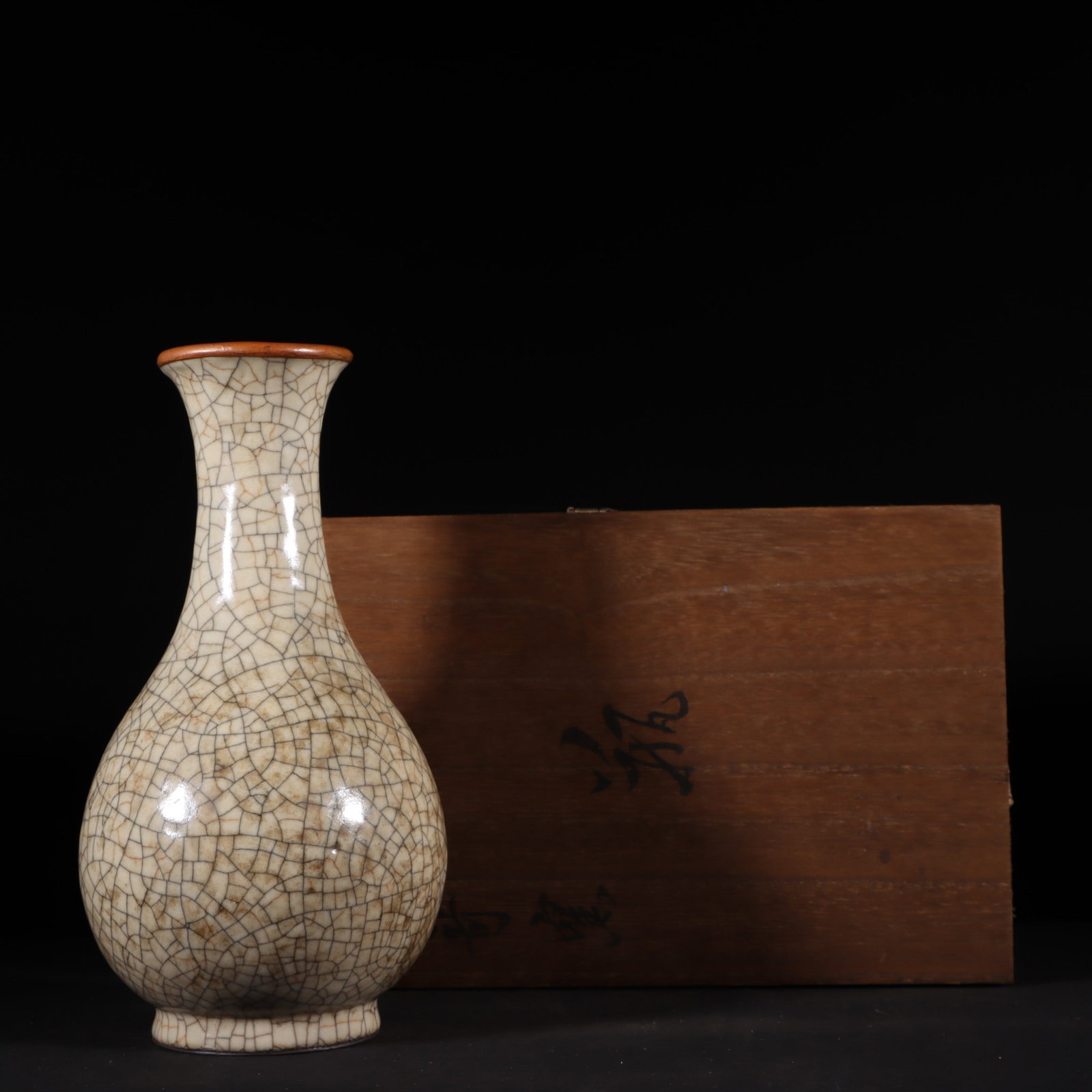 A Exquisite Ge yao ice Crackle Pattern Vase: A Exquisite Ge yao ice Crackle Pattern Vase,Song Dynasty, China,With Mark,Size:9.4inx5.1in 哥窑冰裂纹瓶,中国宋代,带款