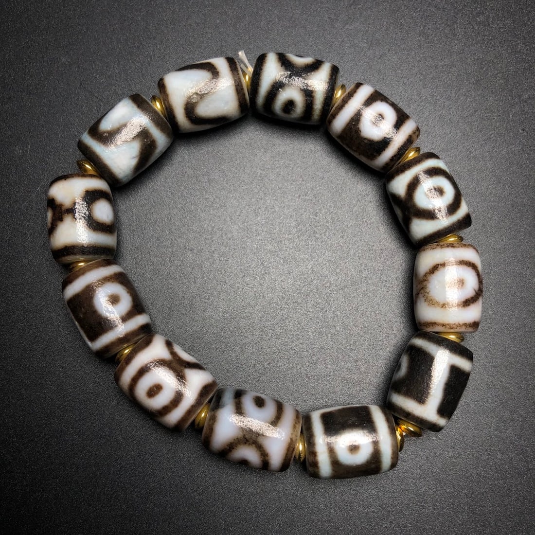 A Exquisite Dzi bead Bracelets: A Exquisite Dzi bead Bracelets,Qing Dynasty, China,Size:0.6inx0.5in,Weight:51.3g 天珠手串,中国清代