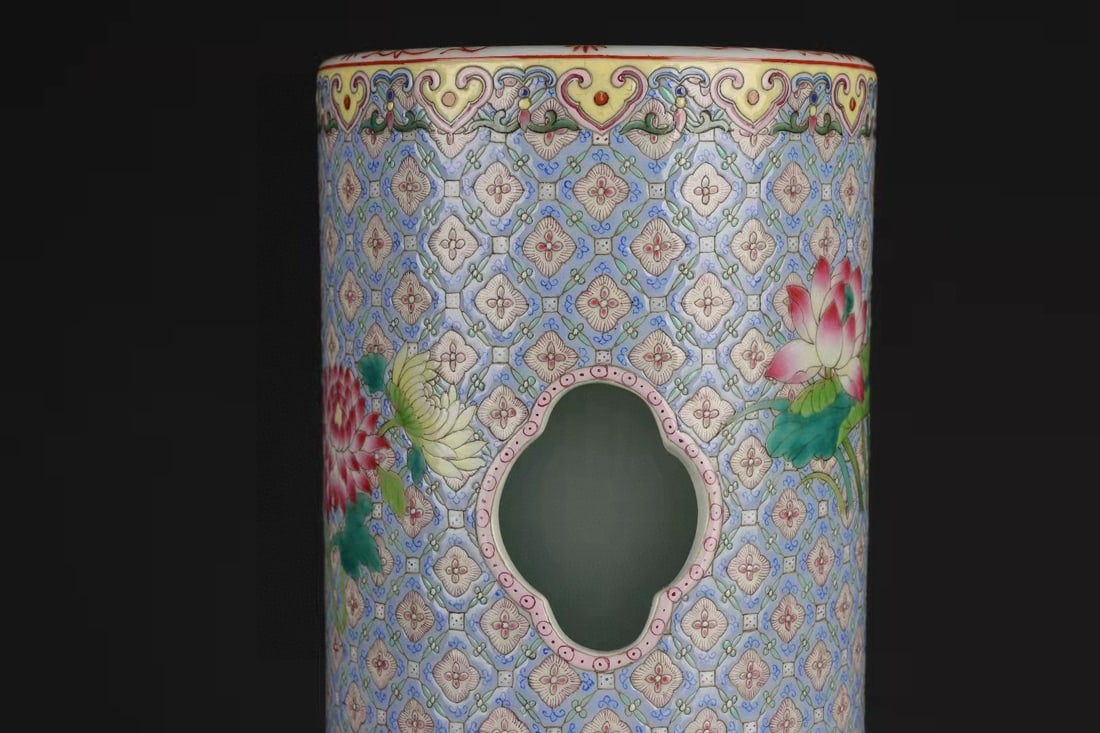 A Exquisite Blue Ground Flower Pattern Tube - 2