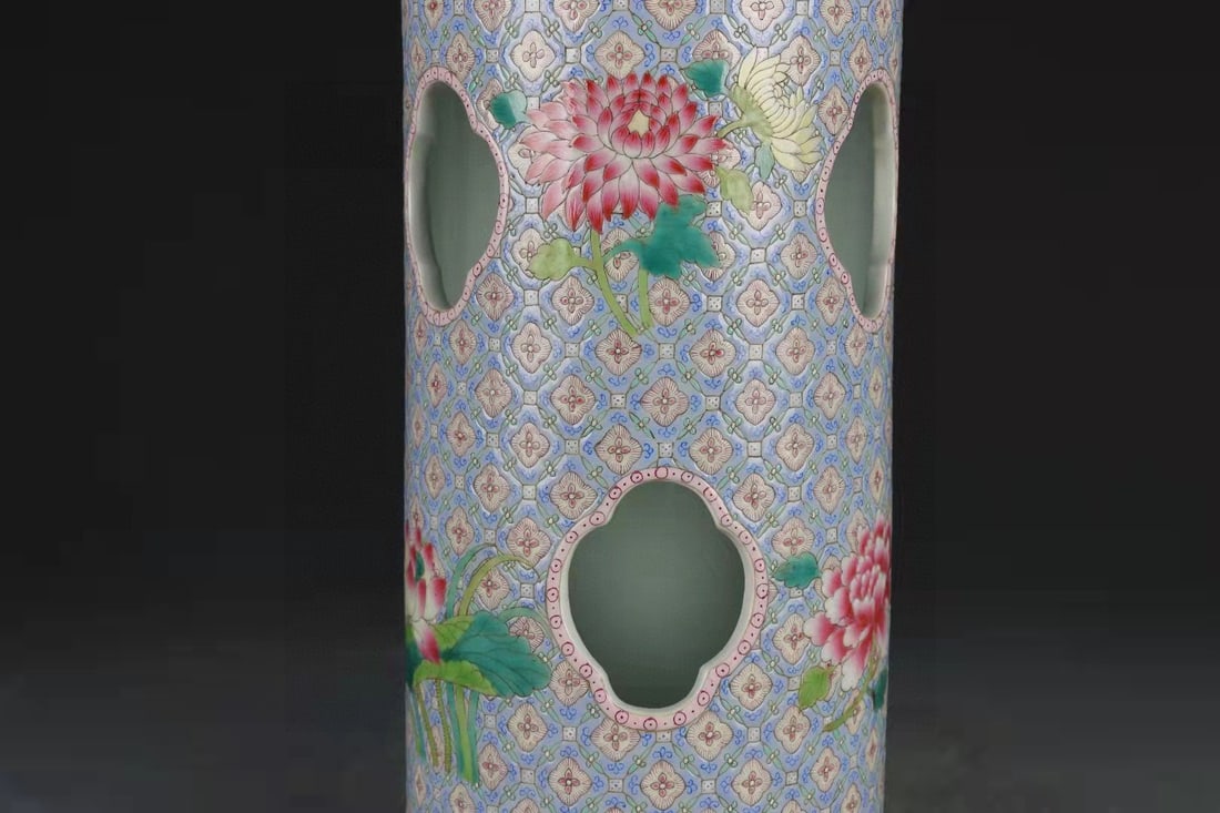 A Exquisite Blue Ground Flower Pattern Tube - 4