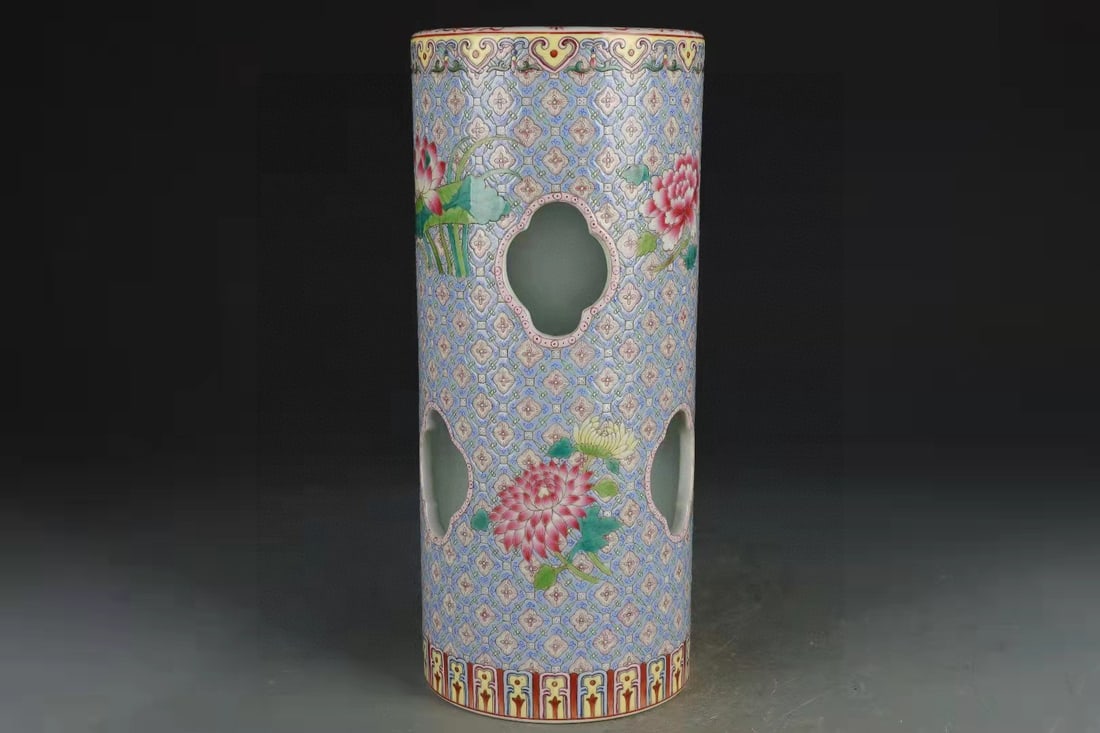 A Exquisite Blue Ground Flower Pattern Tube - 5