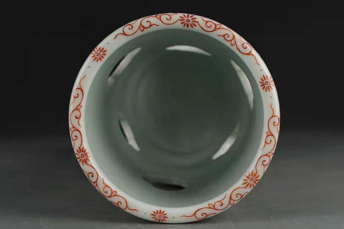 A Exquisite Blue Ground Flower Pattern Tube - 6