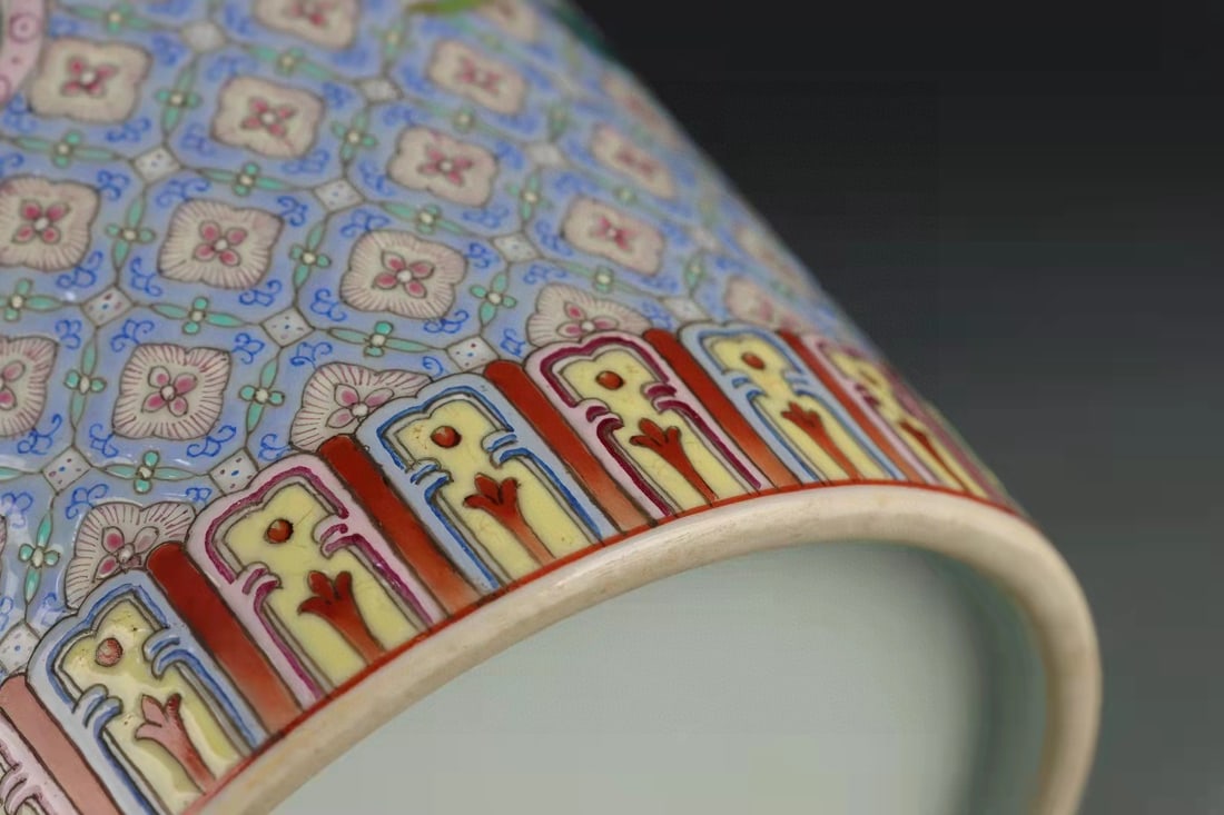 A Exquisite Blue Ground Flower Pattern Tube - 7