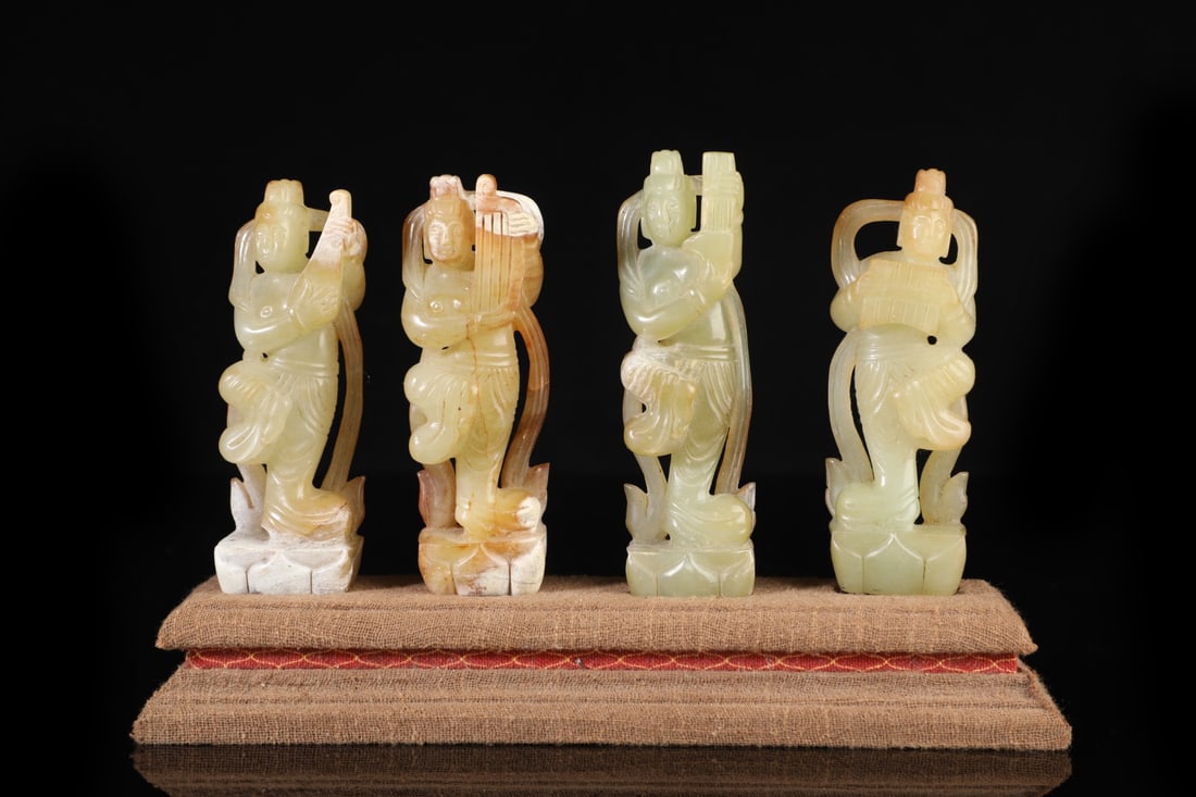 A Set of Exquisite Hotan Jade Figures Ornaments: A Set of Exquisite Hotan Jade Figures Ornaments,Qing Dynasty, China,Size:4.5inx1.4inx1in,Weight:467g