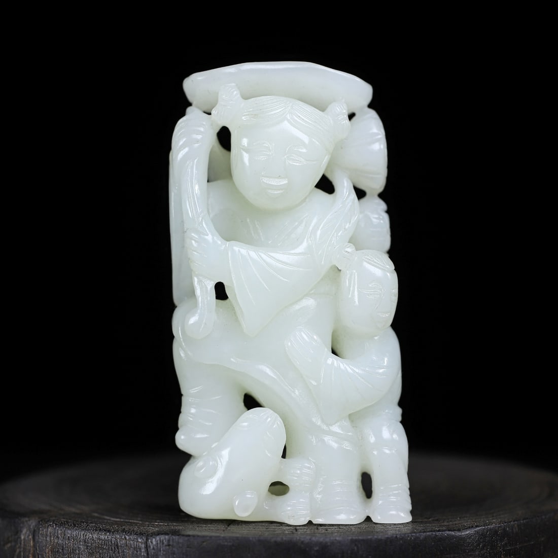 A Exquisite Hotan Jade Figures Ornament: A Exquisite Hotan Jade Figures Ornament,Ming Dynasty, China,Size:3.2inx1.7inx0.8in,Weight:115.3g 和田玉人物摆件,中国明代