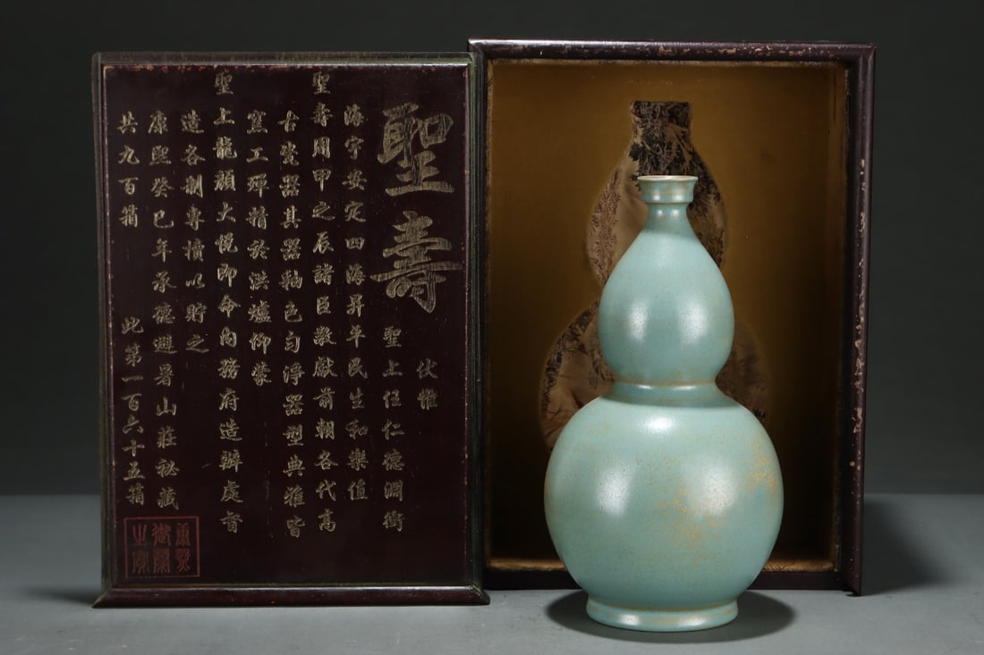 A Exquisite Ru yao Gourd Vase: A Exquisite Ru yao Gourd Vase,Song Dynasty, China,With Mark,Size:10.6inx5.6in 汝窑葫芦瓶,中国宋代,带款