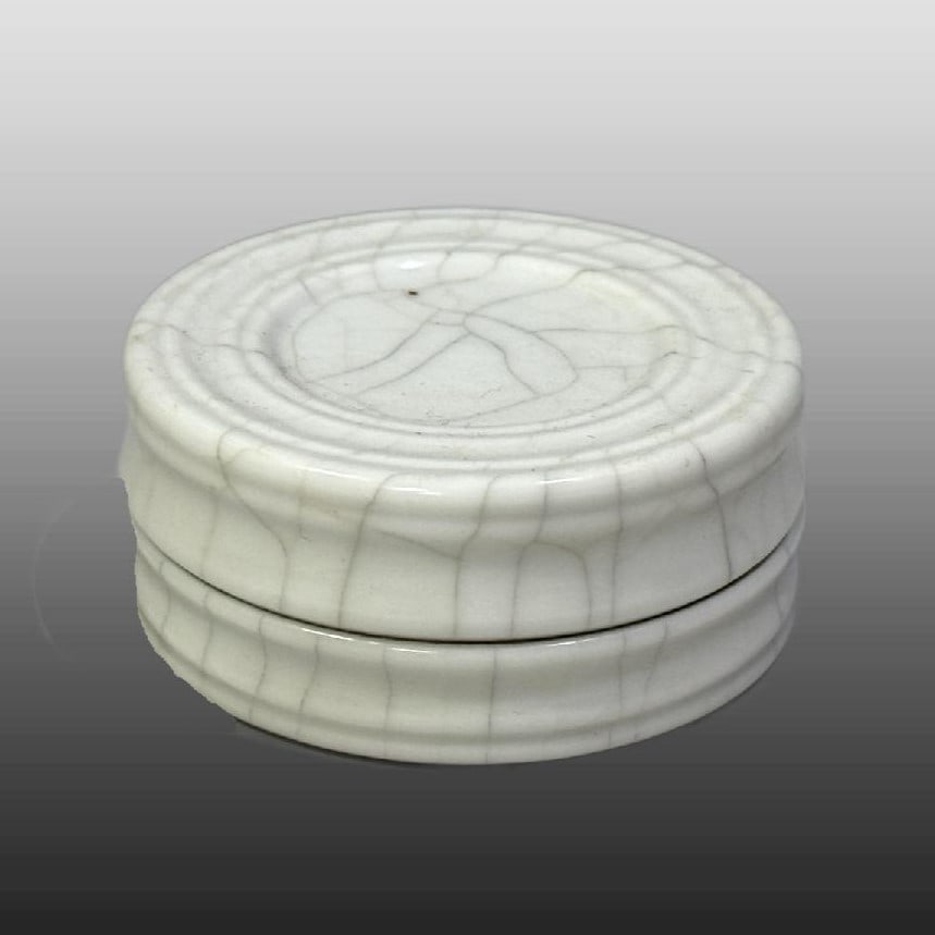 A Exquisite White Glaze Seal Box: A Exquisite White Glaze Seal Box,Qing Dynasty, China,Qianlong Six-character Mark,Size:2.5in 白釉印盒,中国清代,乾隆六字款