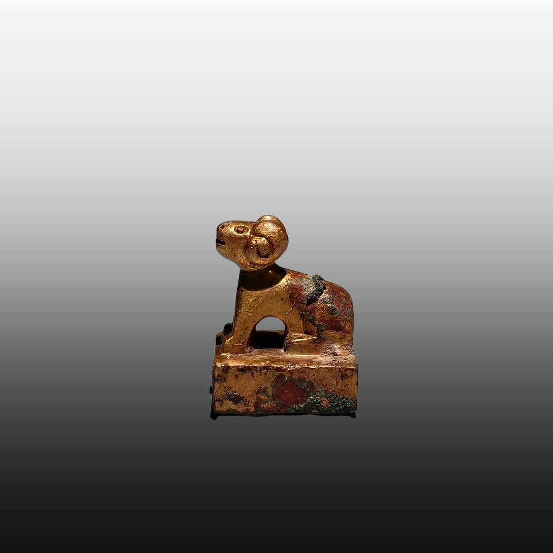 A Exquisite Gilt Bronze Sheep Shaped Seal: A Exquisite Gilt Bronze Sheep Shaped Seal,Han Dynasty, China,Size:1.3inx1inx0.9in,Weight:g 铜鎏金羊形印章,中国汉代