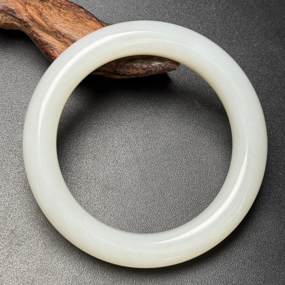 A Exquisite Hotan Jade Bracelet: A Exquisite Hotan Jade Bracelet,Qing Dynasty, China,Size:2.2inx3.1inx0.5in,Weight:67g 和田玉镯,中国清代