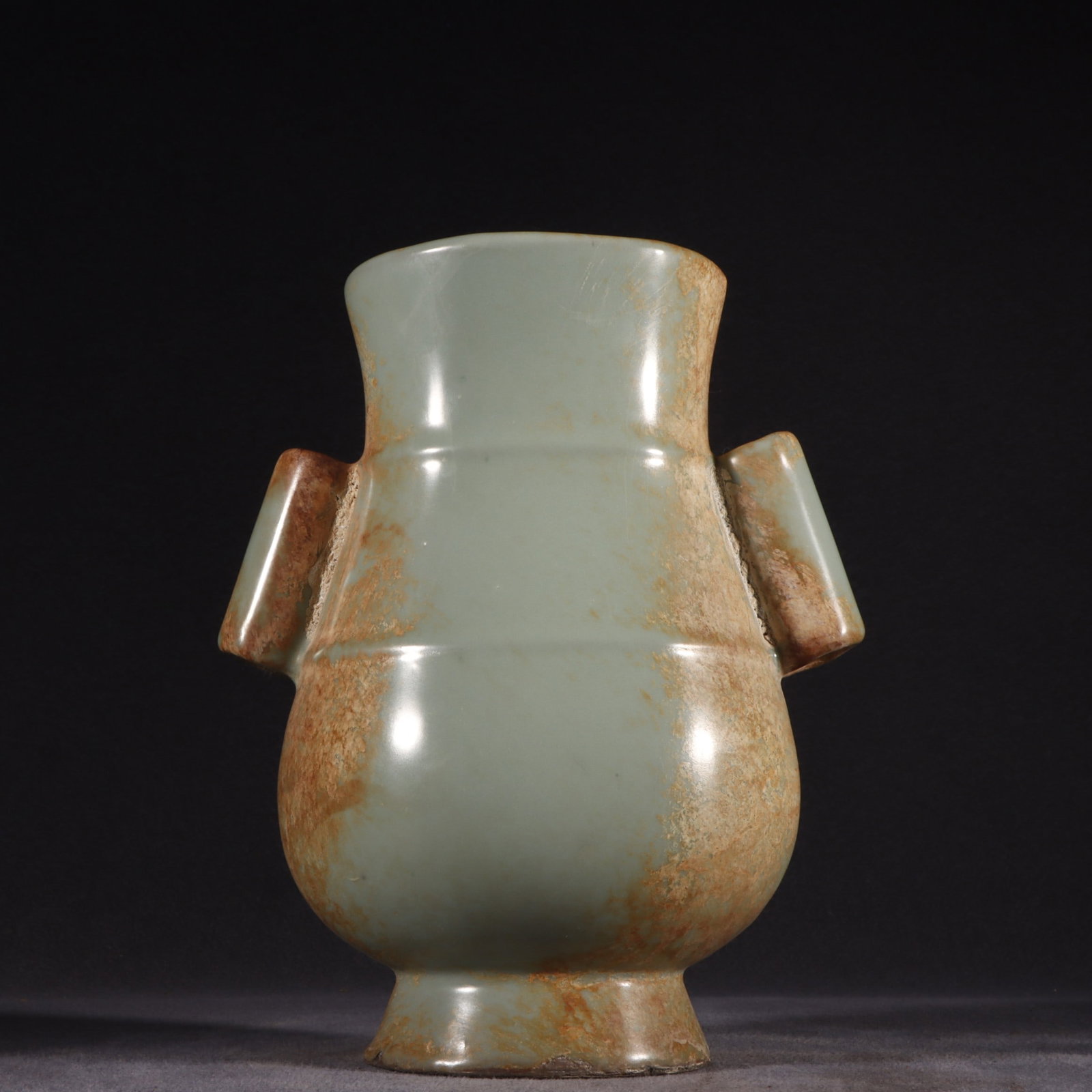 A Exquisite Guan yao Celadon Glzed Pierced-Ears Vase: A Exquisite Guan yao Celadon Glzed Pierced-Ears Vase,Song Dynasty, China,Size:8.7inx7.1in 官窑粉青釉贯耳瓶,中国宋代