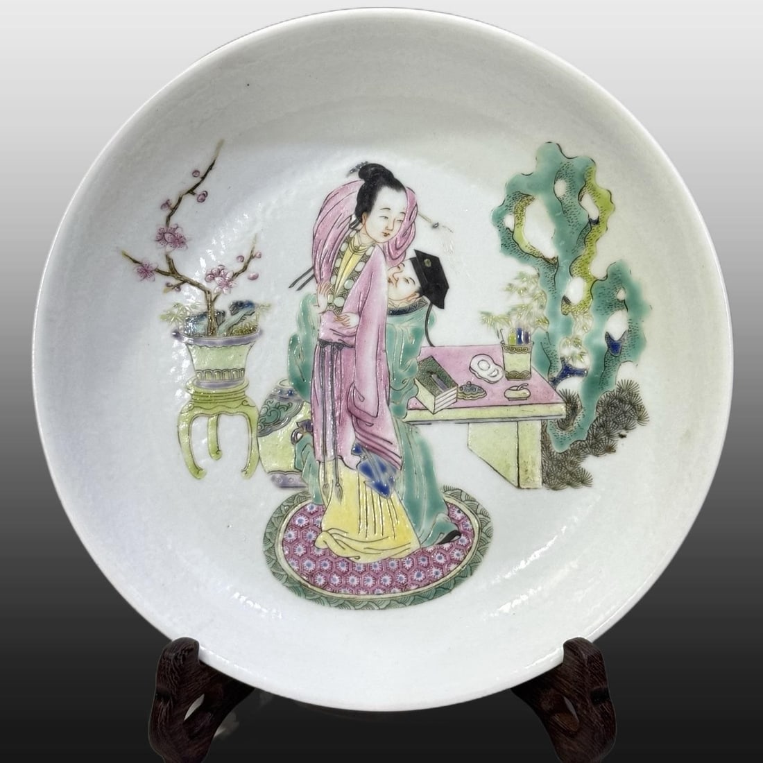 A Exquisite Famille-Rose Figures Pattern Plate: A Exquisite Famille-Rose Figures Pattern Plate,Qing Dynasty, China,Size:8.2in 粉彩人物纹盘,中国清代