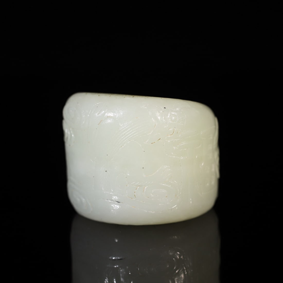 A Exquisite Hotan Jade Dragon Thumb Ring: A Exquisite Hotan Jade Dragon Thumb Ring,Qing Dynasty, China,Size:1.9inx1.5in 和田玉龙扳指,中国清代
