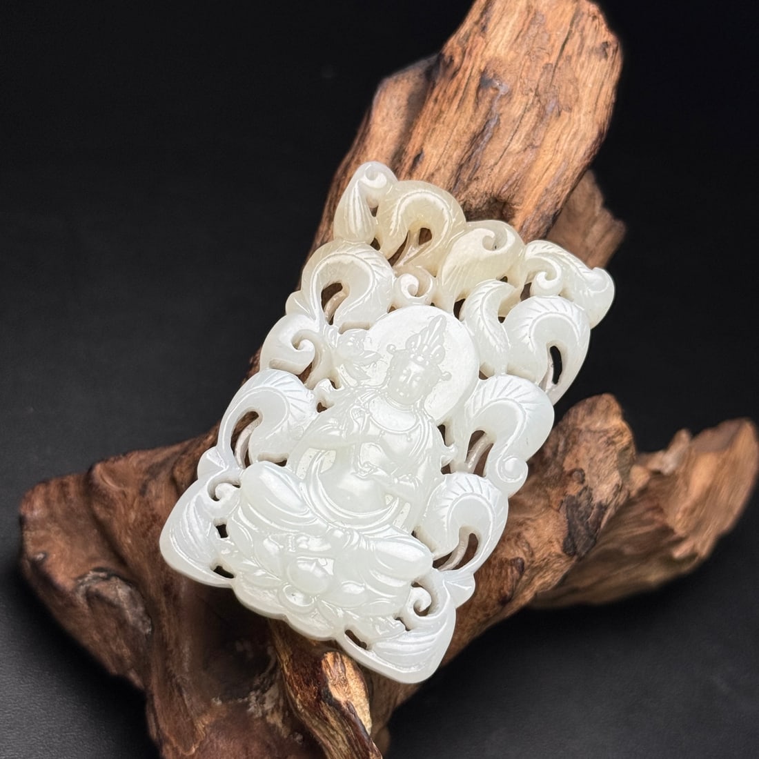 A Exquisite Hotan Jade Buddha Statue Ornament: A Exquisite Hotan Jade Buddha Statue Ornament,Qing Dynasty, China,Size:1.4inx2.2inx0.4in,Weight:40g 和田玉佛像摆件,中国清代