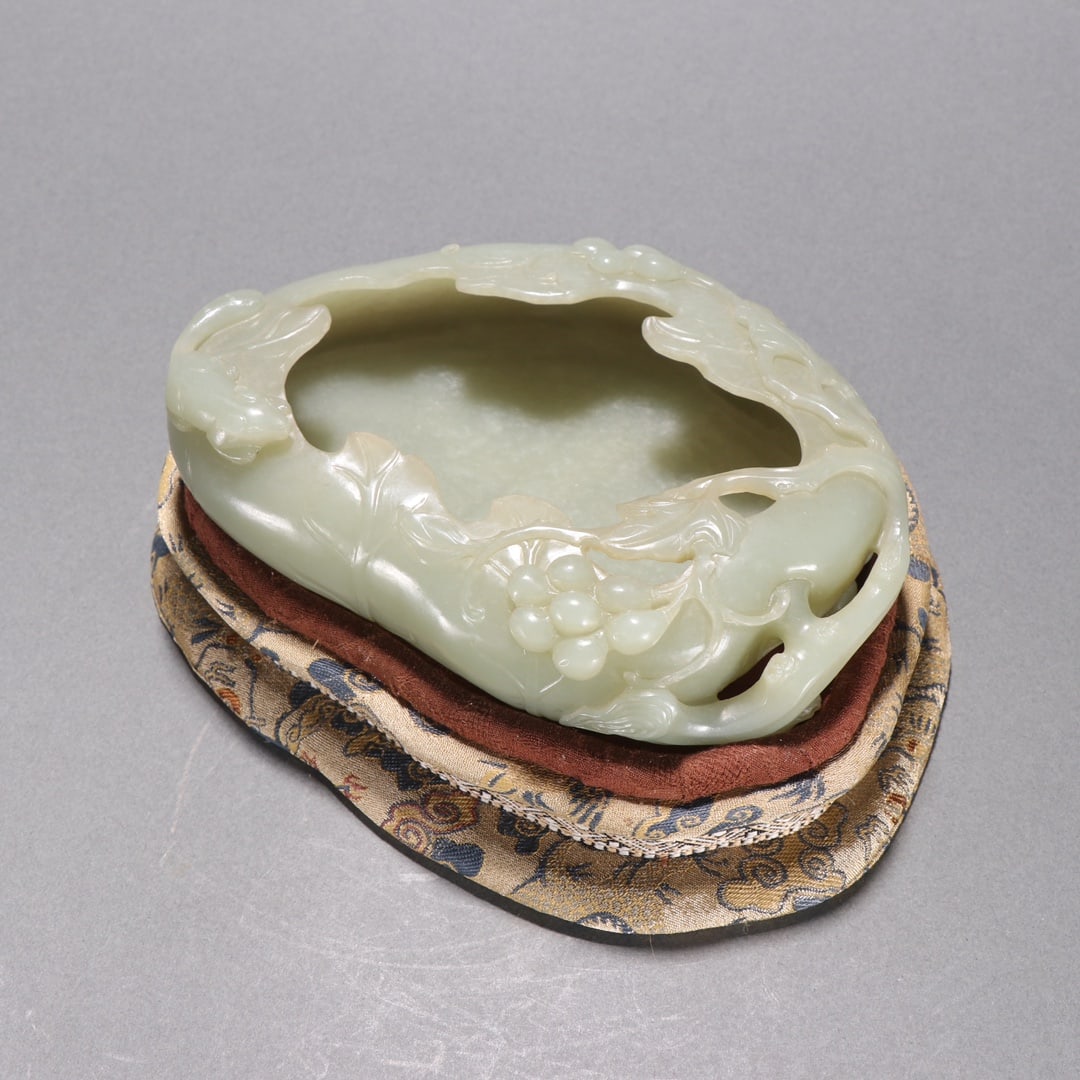 A Exquisite Hotan Jade Squirrel and Grapes Pattern Brush Washer: A Exquisite Hotan Jade Squirrel and Grapes Pattern Brush Washer,Qing Dynasty, China,Size:1.4inx5.5inx4.3in 和田玉松鼠葡萄纹笔洗,中
