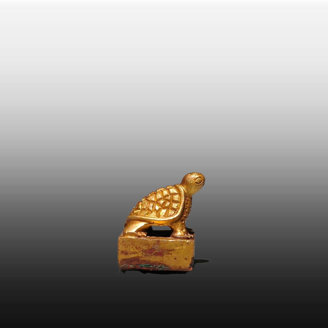 A Exquisite Gilt Bronze Turtle Seal: A Exquisite Gilt Bronze Turtle Seal,Han Dynasty, China,Size:1.3inx1.1inx0.9in,Weight:g 铜鎏金龟印章,中国汉代