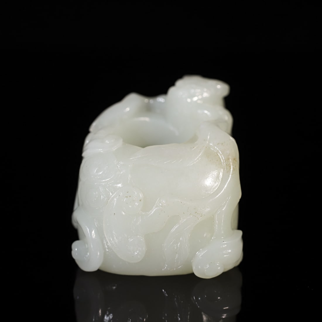 A Exquisite Hotan Jade Dragon Thumb Ring: A Exquisite Hotan Jade Dragon Thumb Ring,Qing Dynasty, China,Size:2.7inx2.5inx2in 和田玉龙扳指,中国清代