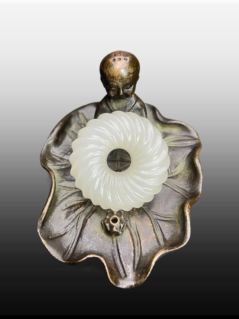A Exquisite Hotan Jade Pendant: A Exquisite Hotan Jade Pendant,Ming Dynasty, China,Size:1.3inx0.5in,Weight:22g 和田玉挂件,中国明代