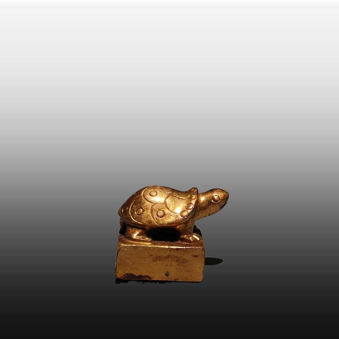 A Exquisite Gilt Bronze Turtle Seal: A Exquisite Gilt Bronze Turtle Seal,Han Dynasty, China,Size:1inx1.2inx0.9in,Weight:g 铜鎏金龟印章,中国汉代