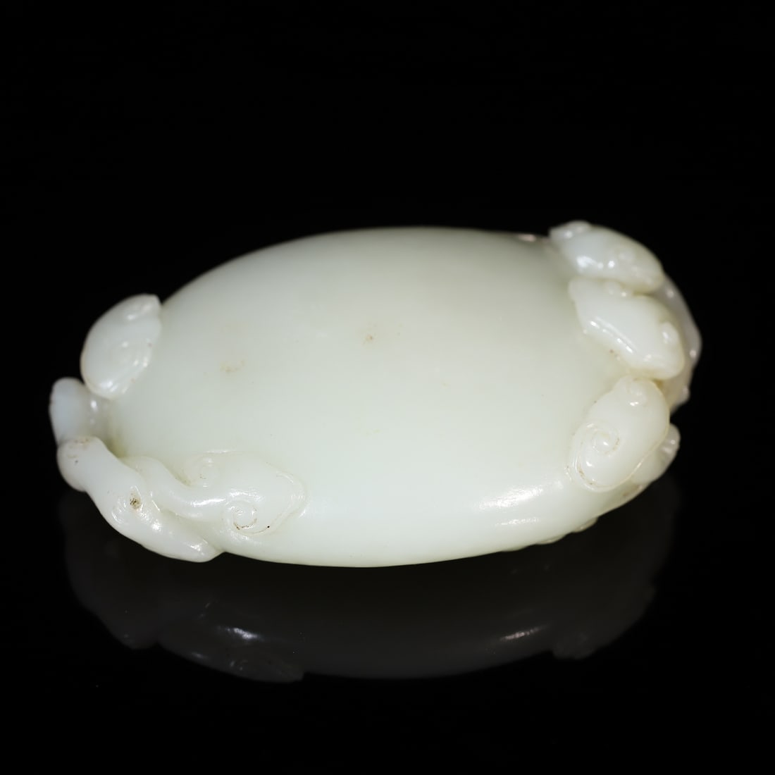 A Exquisite Hotan Jade Ganoderma lucidum Ornament: A Exquisite Hotan Jade Ganoderma lucidum Ornament,Qing Dynasty, China,Size:4.6inx2.8inx1.5in 和田玉灵芝摆件,中国清代