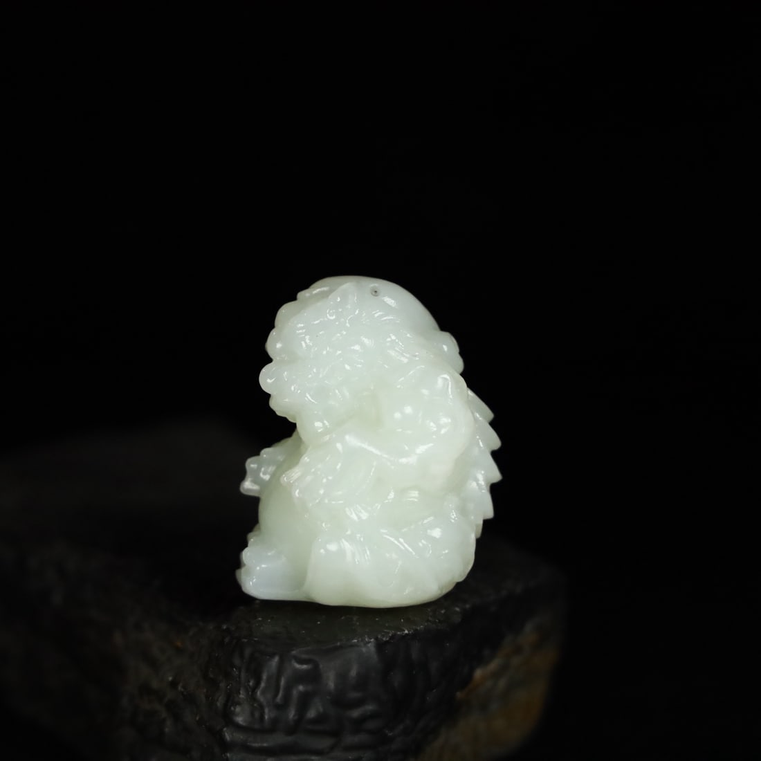A Exquisite Hotan Jade Lion Handheld Carving: A Exquisite Hotan Jade Lion Handheld Carving,Qing Dynasty, China,Size:1.4inx1.2inx1.8in,Weight:60g 和田玉狮手把件,中国清代