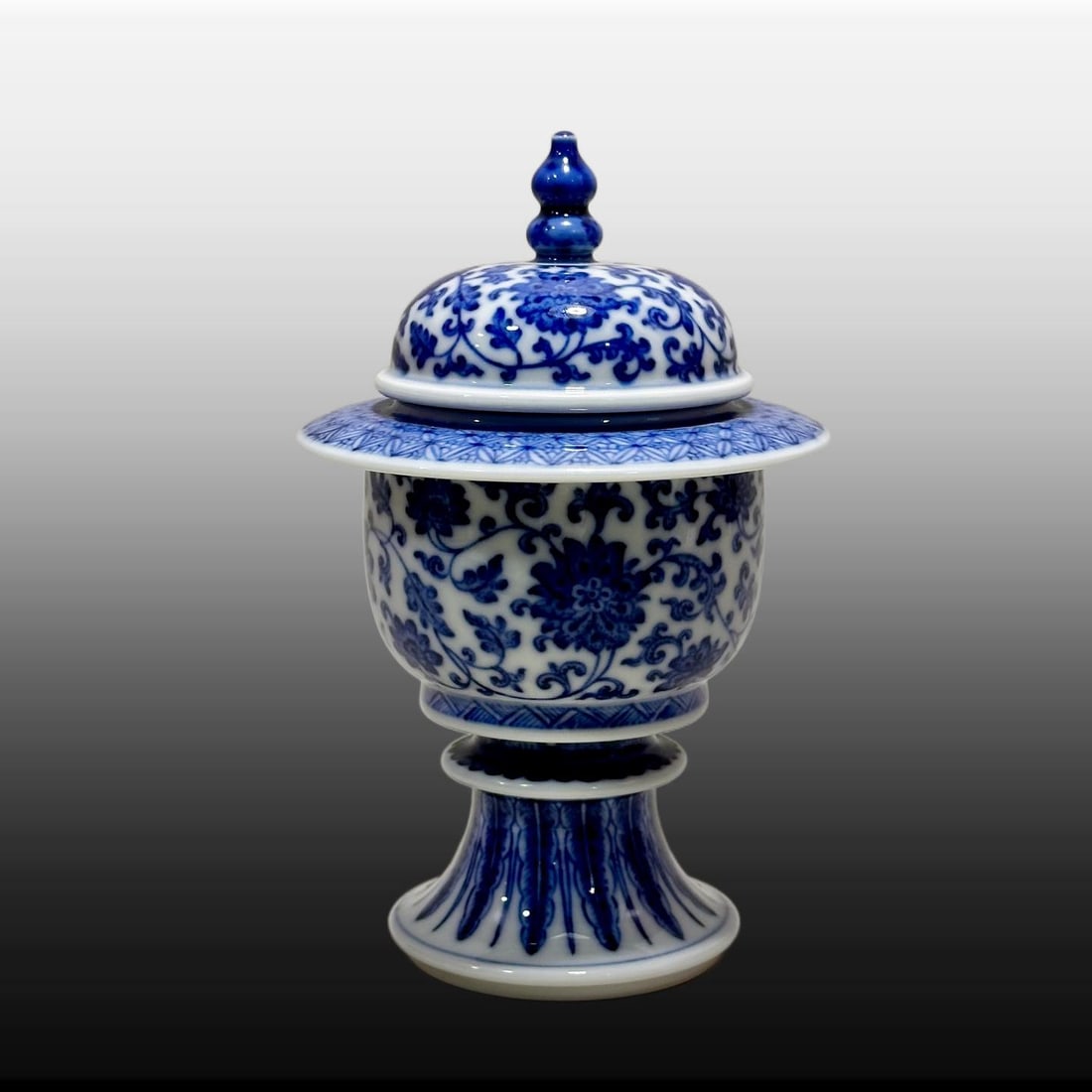 A Exquisite Blue and White Lotus Pattern Jar: A Exquisite Blue and White Lotus Pattern Jar,Qing Dynasty, China,Qianlong Six-character Mark,Size:5.7inx2.4inx3.9inx2.4in