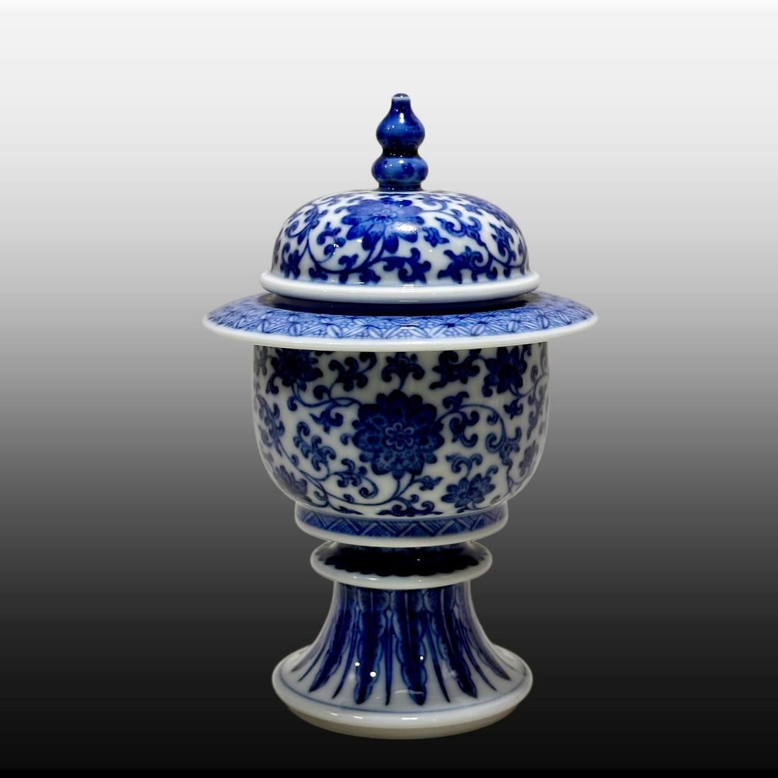 A Exquisite Blue and White Lotus Pattern Jar - 2