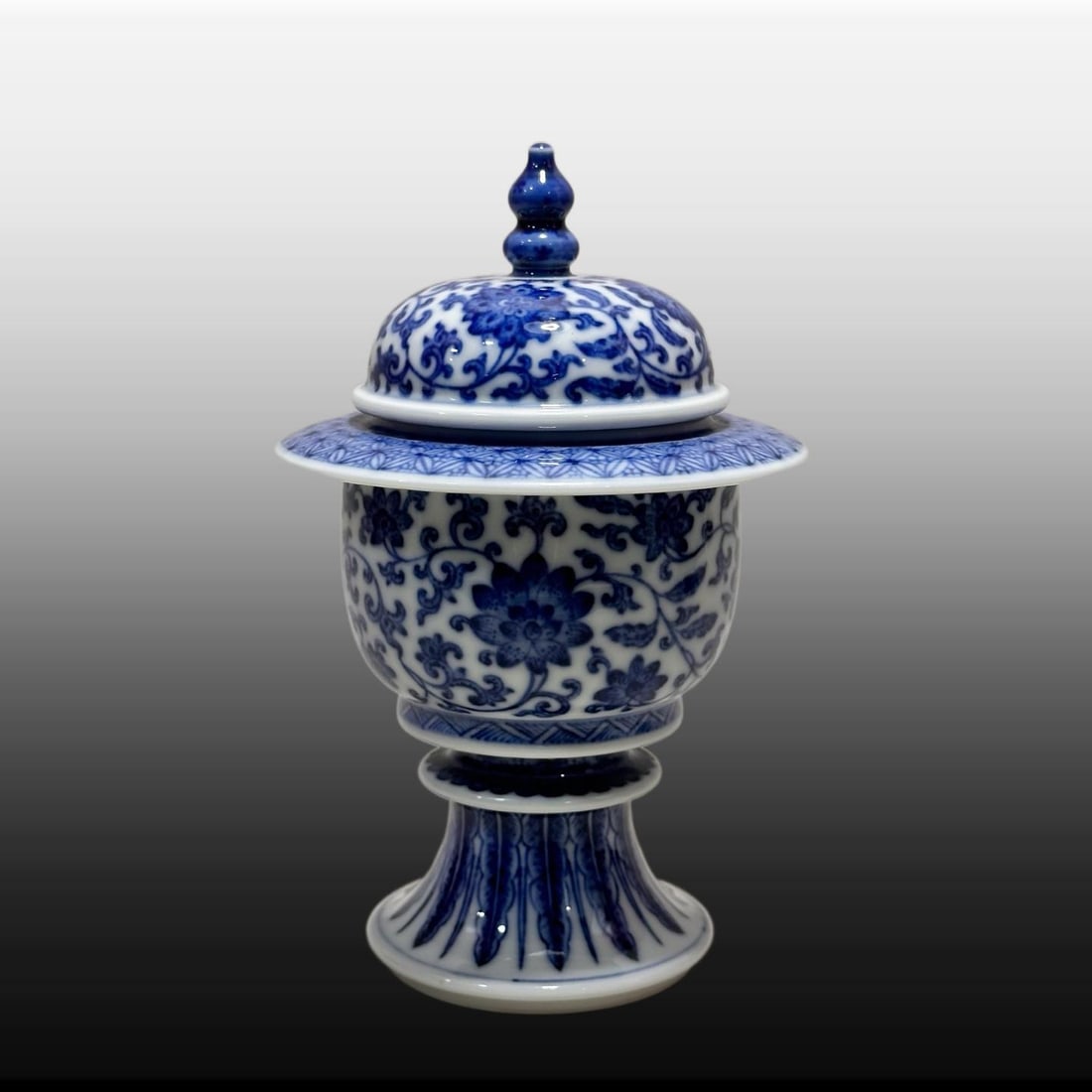 A Exquisite Blue and White Lotus Pattern Jar - 3