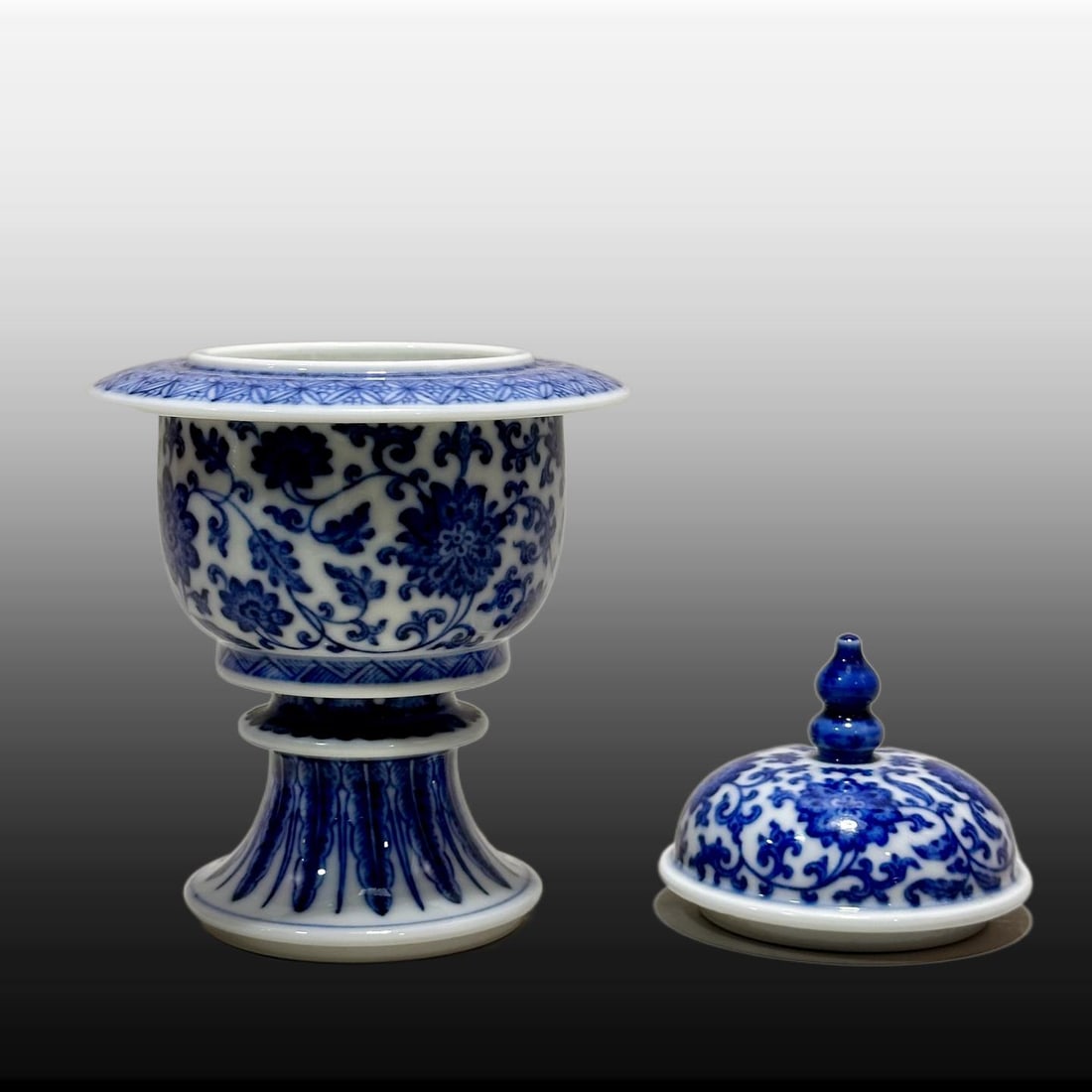 A Exquisite Blue and White Lotus Pattern Jar - 4