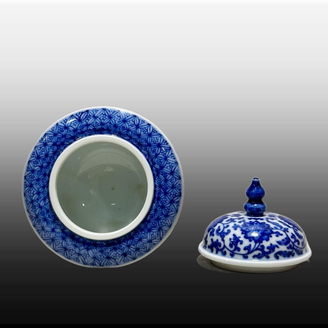 A Exquisite Blue and White Lotus Pattern Jar - 5