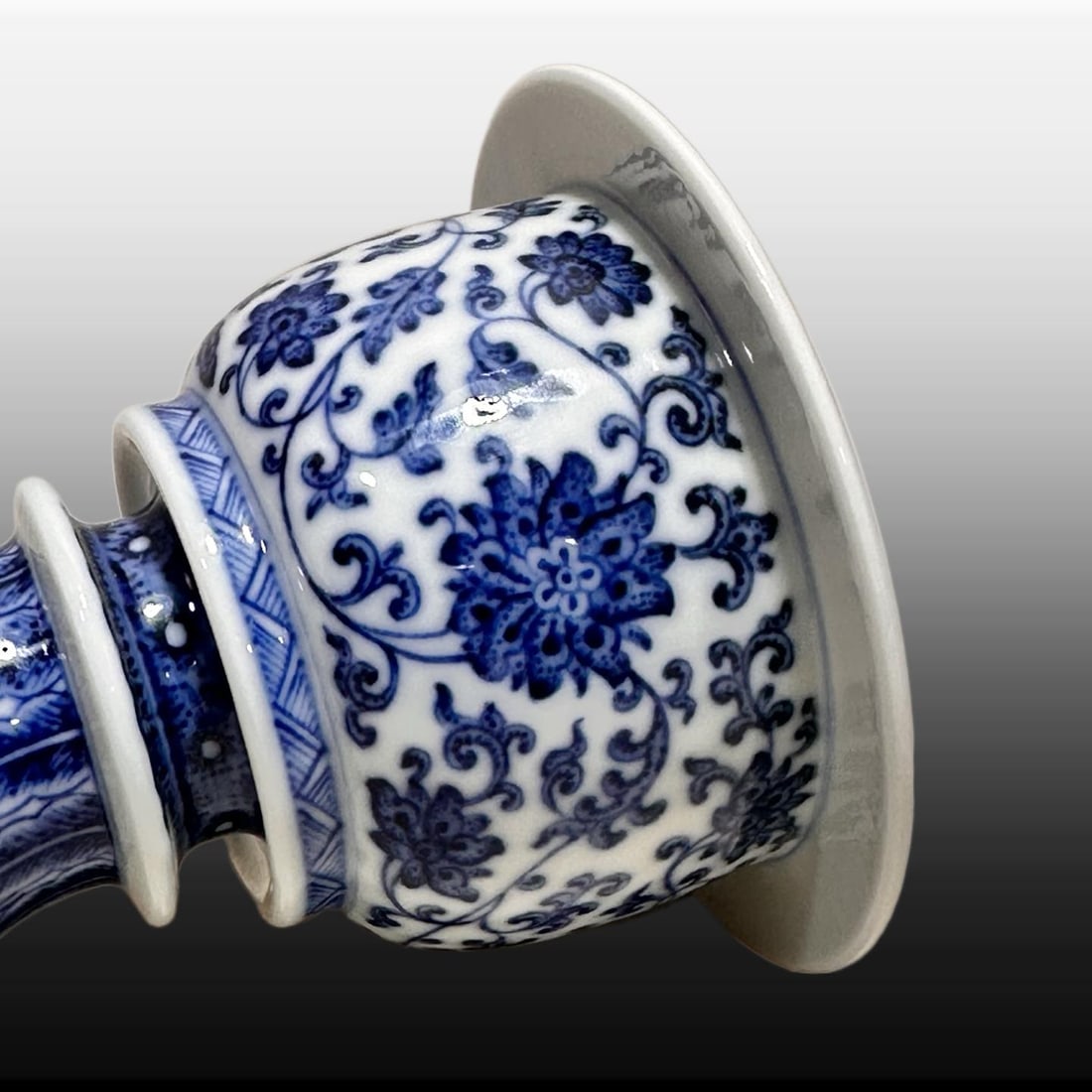 A Exquisite Blue and White Lotus Pattern Jar - 8
