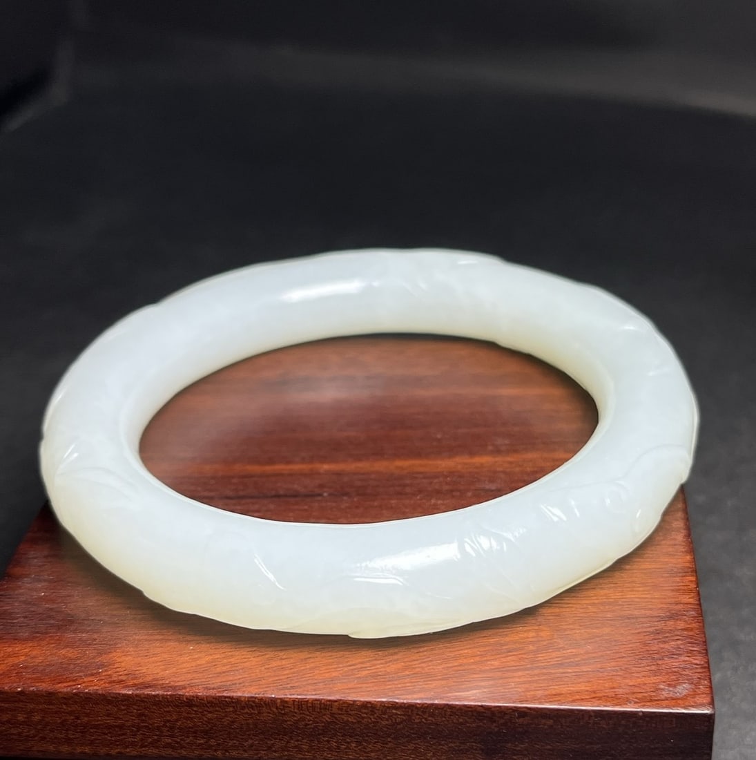 A Exquisite Hotan Jade Bracelets: A Exquisite Hotan Jade Bracelets,Qing Dynasty, China,Size:2.3in,Weight:69g 和田玉手镯,中国清代