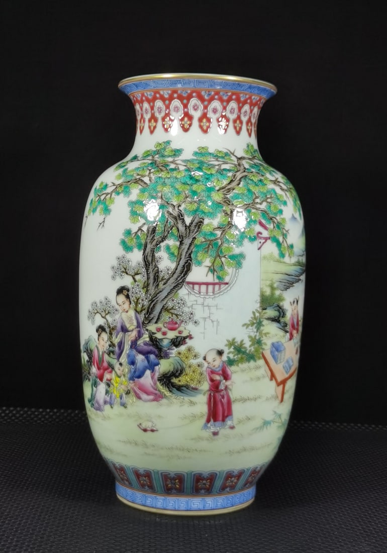 A Exquisite Famille-Rose Figures Pattern Vase (1 of 8)