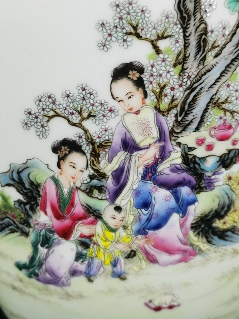 A Exquisite Famille-Rose Figures Pattern Vase - 2