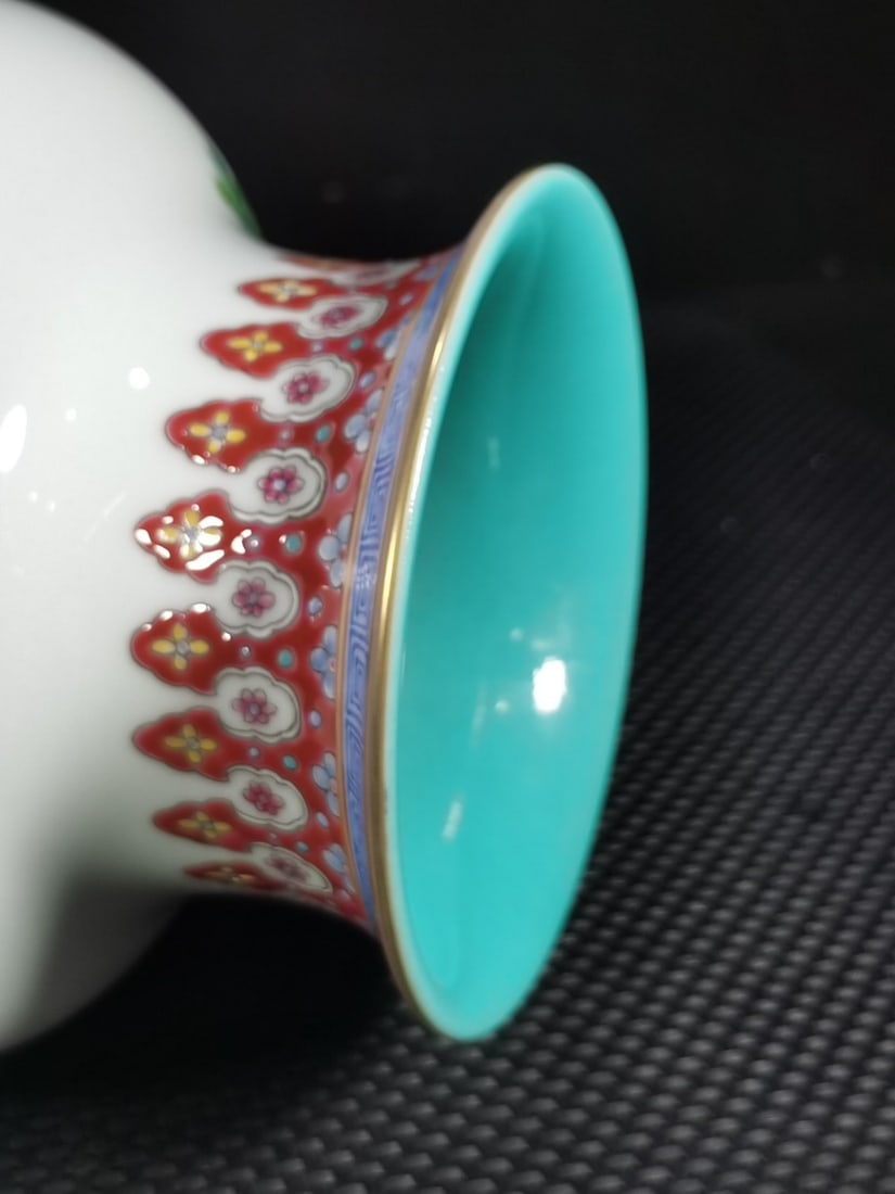 A Exquisite Famille-Rose Figures Pattern Vase - 4
