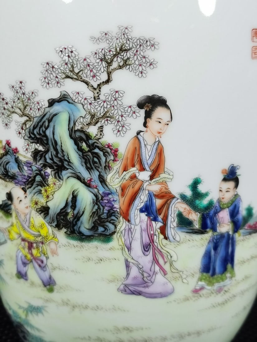 A Exquisite Famille-Rose Figures Pattern Vase - 5