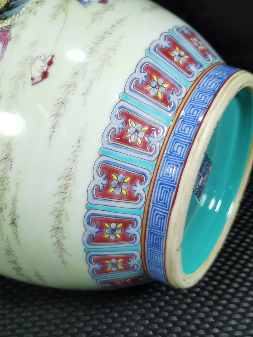 A Exquisite Famille-Rose Figures Pattern Vase - 7