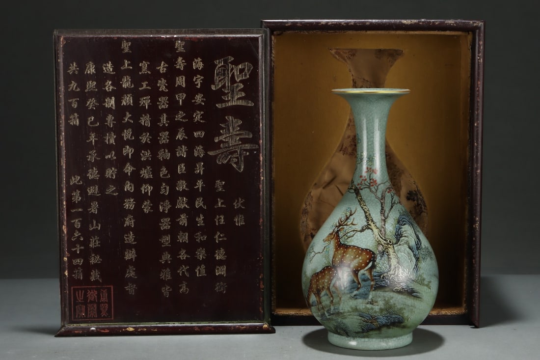 A Exquisite Ru yao Pea-Green Glaze Sika Deer Pattern Vase: A Exquisite Ru yao Pea-Green Glaze Sika Deer Pattern Vase,Song Dynasty, China,With Mark,Size:10.8inx5.9in 汝窑豆青釉鹿纹瓶,中国宋É