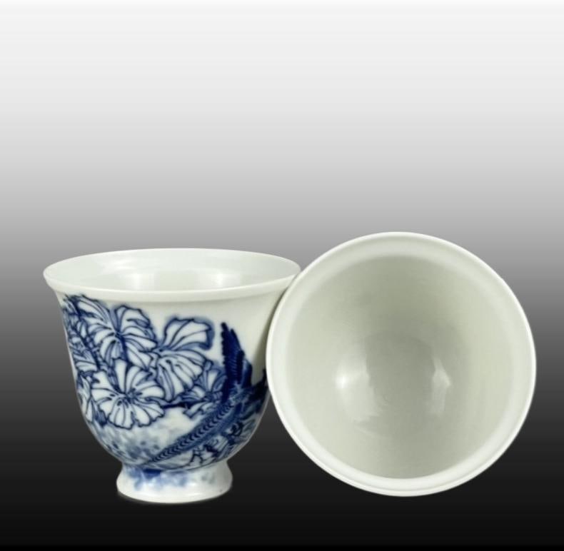 A pair of Blue and White Flower and Bird Pattern Cup: A pair of Blue and White Flower and Bird Pattern Cup,Republic of China,With Mark,Size:3inx3.3in 一对青花花鸟纹杯,民国,带款