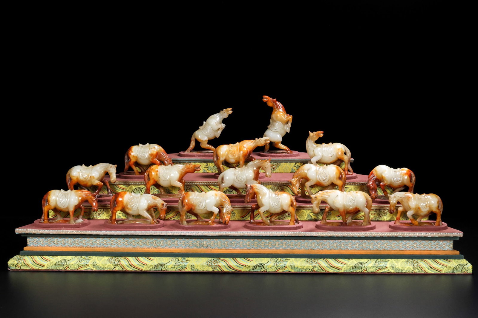 A Set of Exquisite Hotan Jade Horse Ornament: A Set of Exquisite Hotan Jade Horse Ornament,Han Dynasty, China,Size:4.7inx1.6inx2.8in,Weight:3400g 一套和田玉马摆件,中国汉代