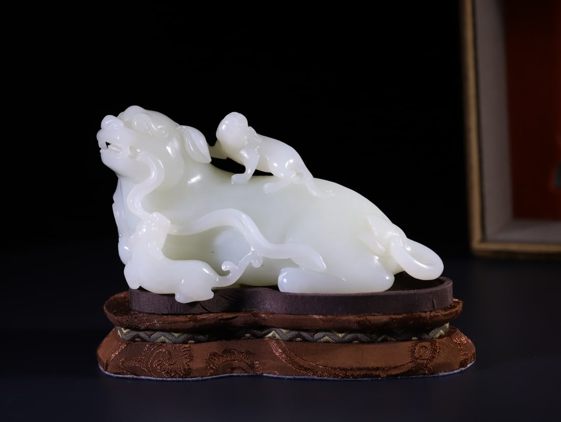 A Exquisite Hotan Jade Lion Ornament: A Exquisite Hotan Jade Lion Ornament,Qing Dynasty, China,Size:5.1inx2.5inx2.8in,Weight:560g 和田玉狮摆件,中国清代